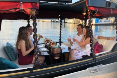 1 Hour Private Romantic Gondola Cruises in Banksia Beach - Snacks included: what it adds to the mood