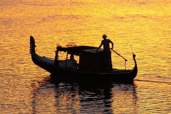 1 Hour Private Romantic Gondola Cruises in Banksia Beach - Who should book this gondola cruise?