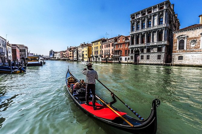 30-min Private Gondola Ride for up to 5 people - Entering the Venice gondola experience—without the scramble