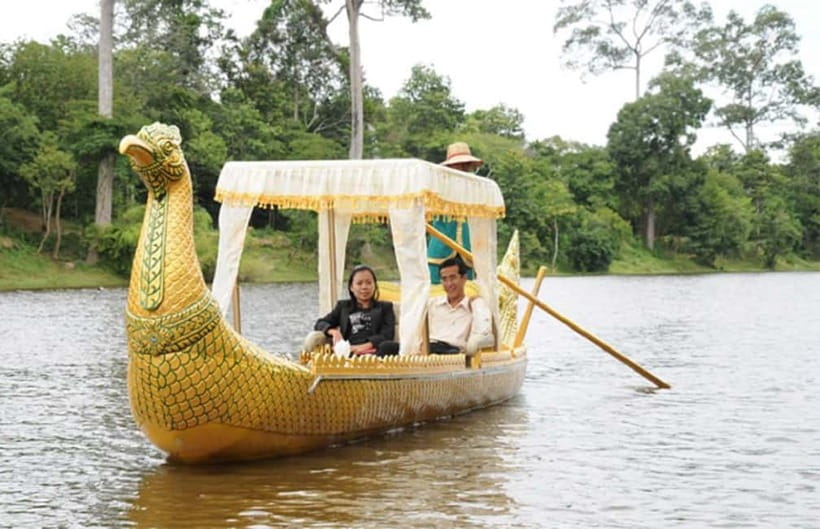 Angkor Bike tour & Gondola Sunset Boat - The mid-ride break: water, fresh fruit, and keeping it enjoyable