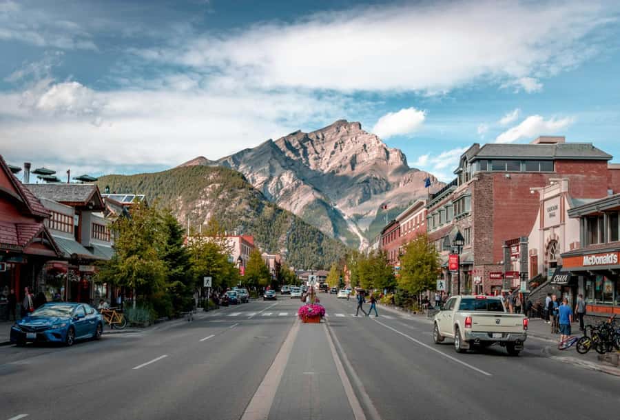 Banff Town: Gondola, Lake Louise, Moraine, Cave and Basin - Transportation and Guide Style: The Hidden Value