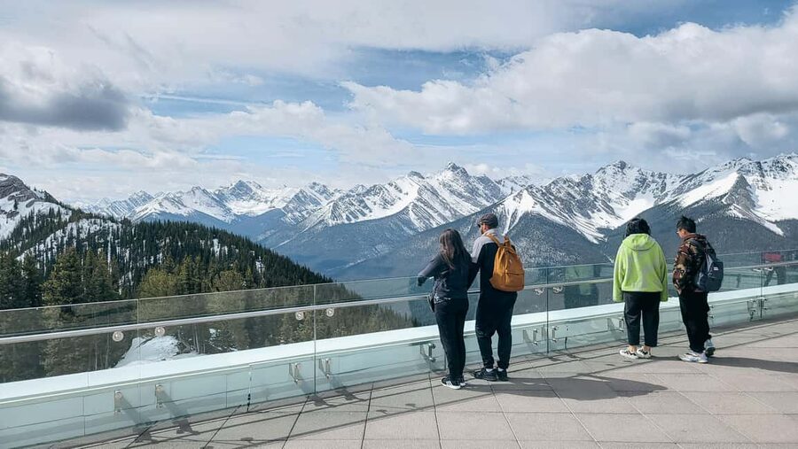 Banff: Winter Tour with Dinner & Nightrise at Banff Gondola - A 6-hour winter plan that actually feels efficient