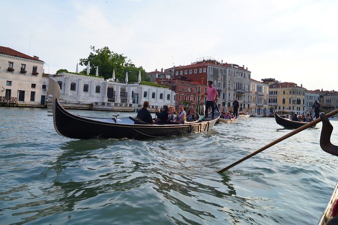 Charming Gondola Ride on the Grand Canal & Gondola Gallery™ - App Commentary in Nine Languages: Useful, But Check Your Setup
