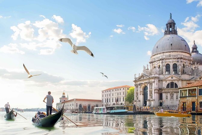 Enchanting Venice: City Walk & Majestic Gondola Ride! - Gondola logistics that affect your photos, comfort, and overall vibe