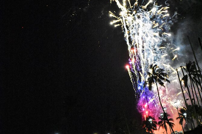 Fireworks Waikiki Gondola Cruise -lots of fun- - Stop 1: the Friday night Hilton fireworks view from the water