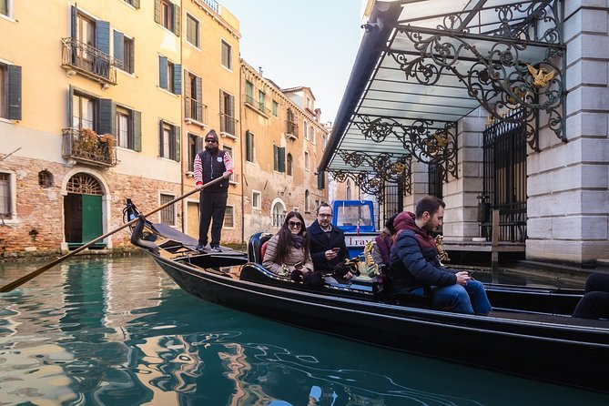 Grand Canal Gondola Experience with Live Commentary™ - Timing, canal traffic, and the reality of gondola routes