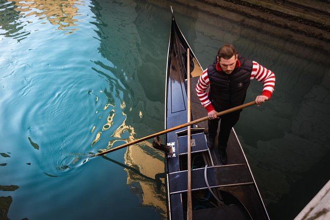 Grand Canal Gondola Experience with Live Commentary™ - Who should book this gondola experience