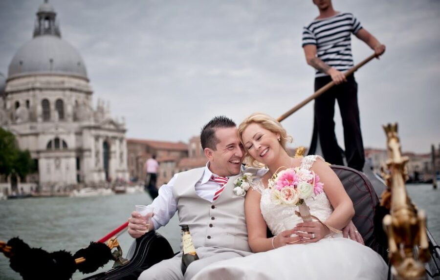 Grand Canal: Renew Your Wedding Vows on a Venetian Gondola - Who This Gondola Vow Renewal Is Best For