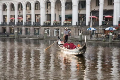 Hamburg: Alster Lake public Tour in a Real Venetian Gondola - Where you meet: Ballindamm 14A and the Binnenalster setting