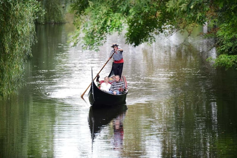 Hamburg Alster Lake romantic Tour in a Real Venetian Gondola - What the ride feels like: pacing, sound, and good questions