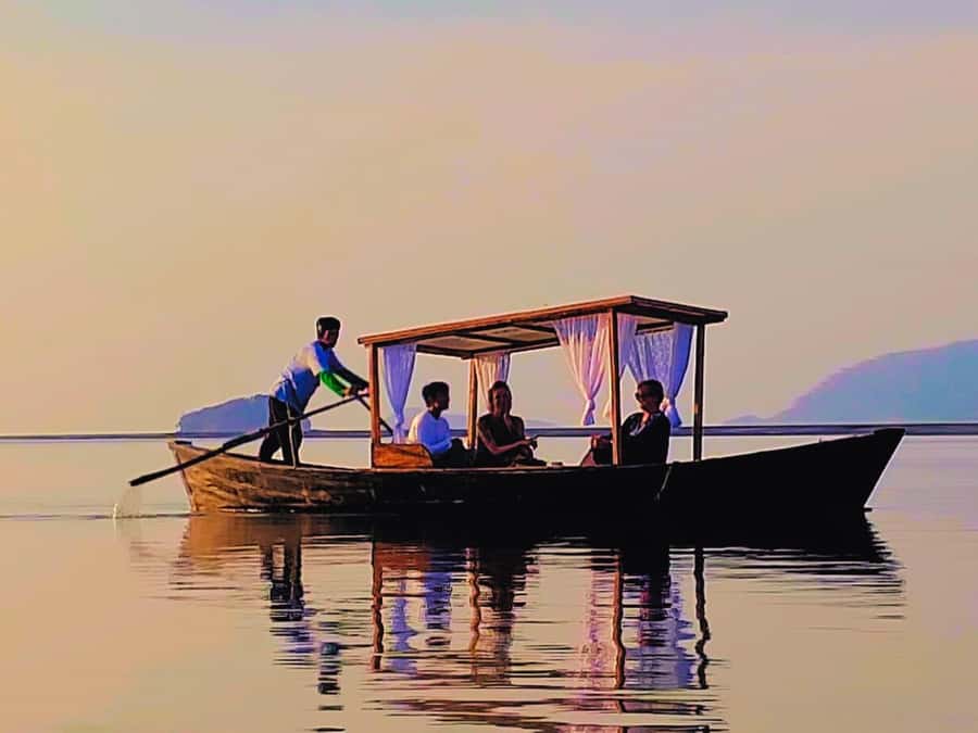 Ko Lanta: Sunrise Gondola Boat Ride with Breakfast - Tung Yee Peng boarding: low tide, quiet water, and careful steps