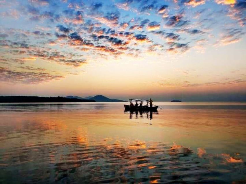 Ko Lanta: Sunrise Gondola Boat Ride with Breakfast - Coffee, breakfast, and that first bite of local flavor