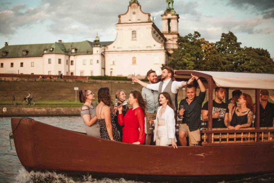 Krakow: Private Traditional Gondola Cruise - Old City architecture vs. Kazimierz culture: how to choose your vibe