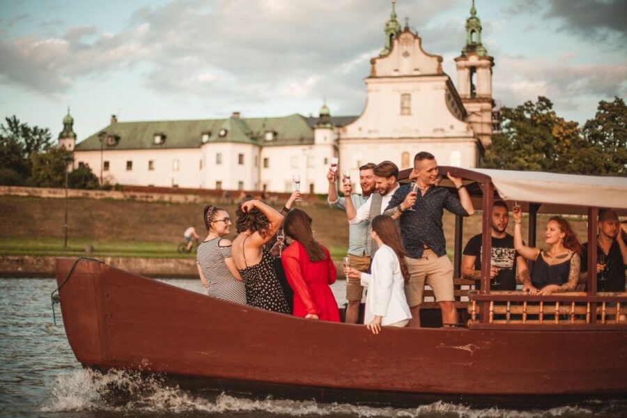 Krakow: Vistula Night Cruise by Gondola w/ Audio Commentary - Mauretania Barge meeting point: how to arrive without stress