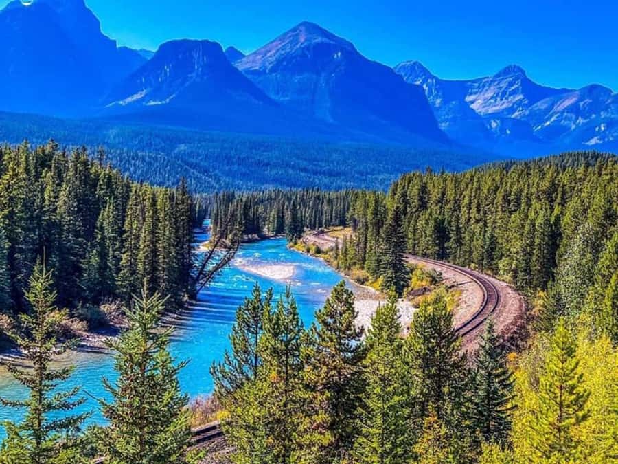 Lake Minnewanka, Lake, Louise, Johnson Lake & Banff Gondola - Guide and group style: what makes it feel smooth
