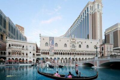Las Vegas: Entry to Madame Tussauds with a Gondola Cruise - Madame Tussauds Las Vegas: your “star selfie” starting point