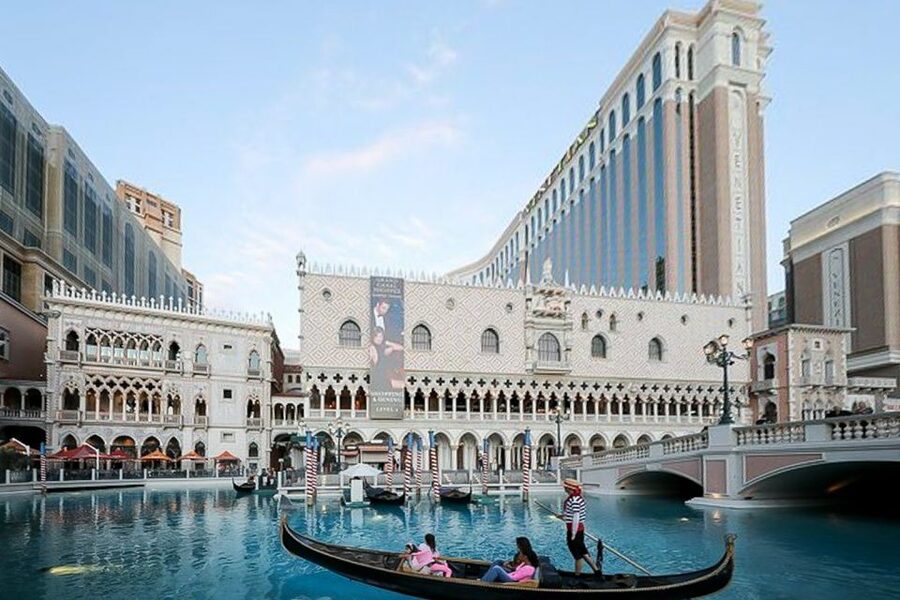 Las Vegas: Entry to Madame Tussauds with a Gondola Cruise - Madame Tussauds Las Vegas: your “star selfie” starting point
