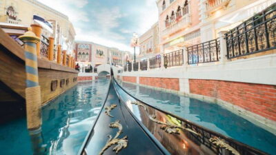 Macau: Venetian-Style Gondola Ride - From the redemption counter to the canal: how the experience runs