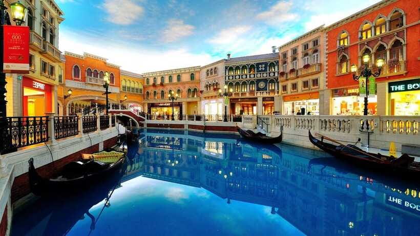 Macau: Venetian-Style Gondola Ride - The gondolier serenade: romance, sound, and small-group comfort