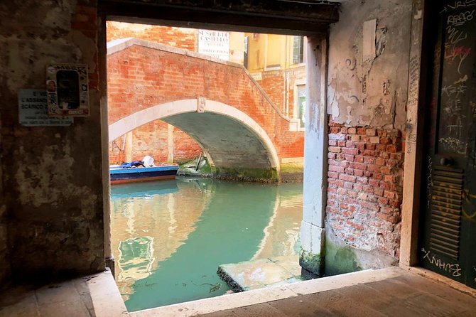 One-Day Venice: Skip-the-Line St. Mark’s Basilica, Walk & Gondola - Guide quality, group size, and the handoff challenge