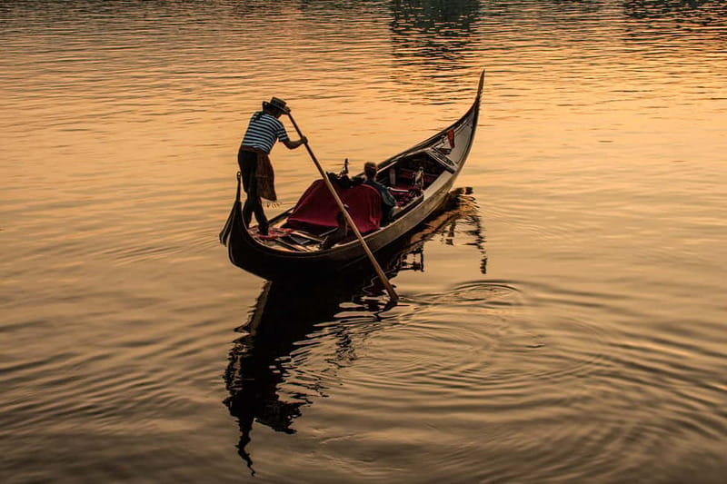 Private Alster Lake romantic Tour in a Real Venetian Gondola - Entering Hamburg From the Water at Ballindamm 14A