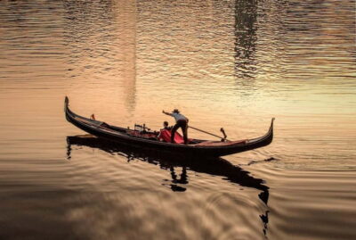 Private Alster Lake romantic Tour in a Real Venetian Gondola - Meeting Carlo: The Gondolier Who Connects Venice and Hamburg