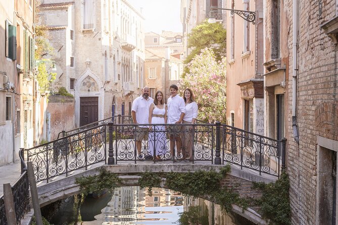 Private Gondola Ride and Photoshoot - Rialto Bridge Stop: Finishing With the Most Recognizable Landmark in Venice