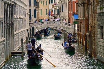 Private Gondola Serenade with Music - Where You Meet (And Why Museo Correr Helps)