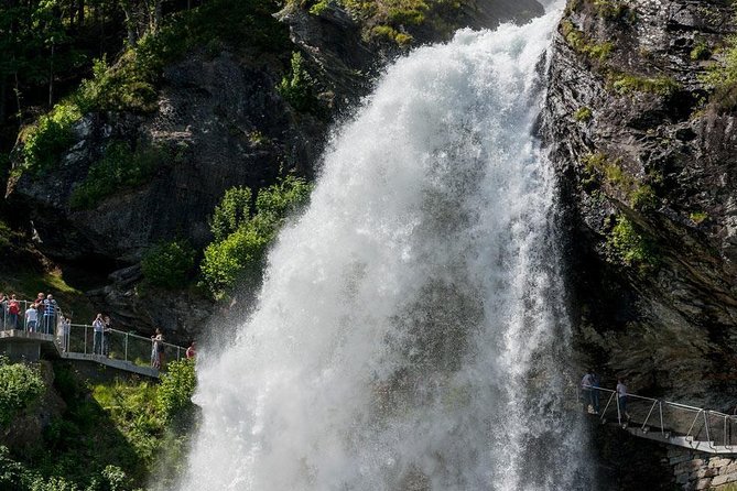 Private tour - Hardangerfjord, Voss Gondola & 4 Great Waterfalls - Fossen Bratte and Steinsdalsfossen: two waterfall styles on one route