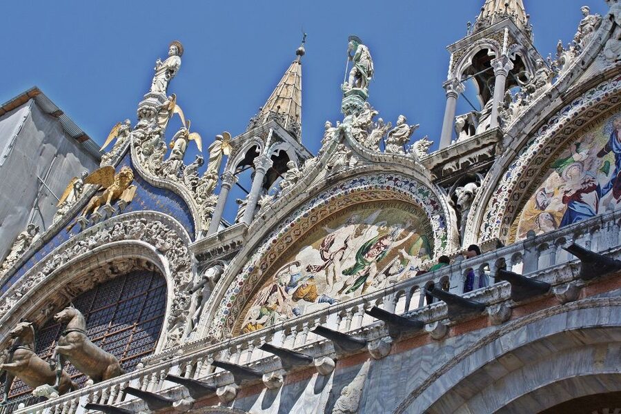 Private Venice Walking Tour and Gondola Ride - Tiny bridges, a geographic center, and the slow approach to Rialto
