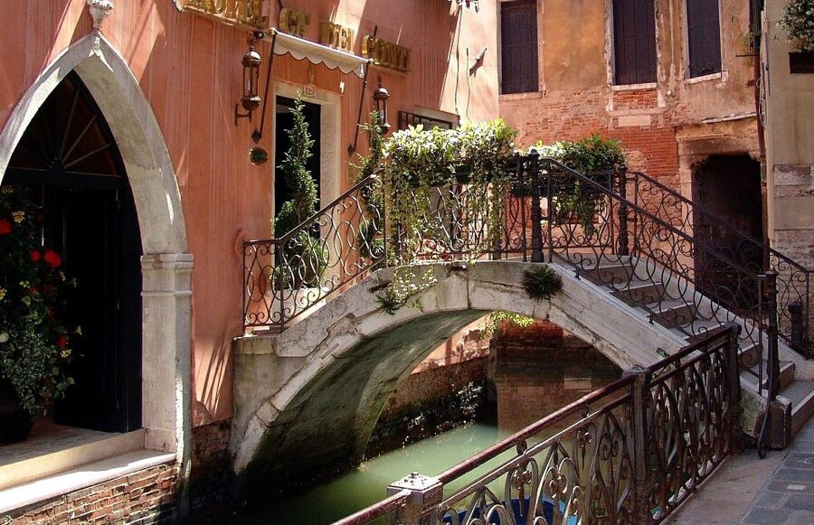 Private Venice Walking Tour and Gondola Ride - The 30-minute gondola ride: what to expect after all that walking