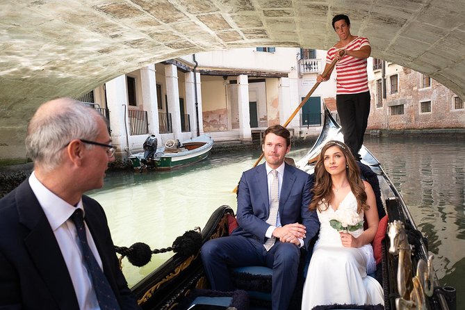 Renew your wedding vows on a romantic gondola - Timing, Meeting, and Getting There Smoothly