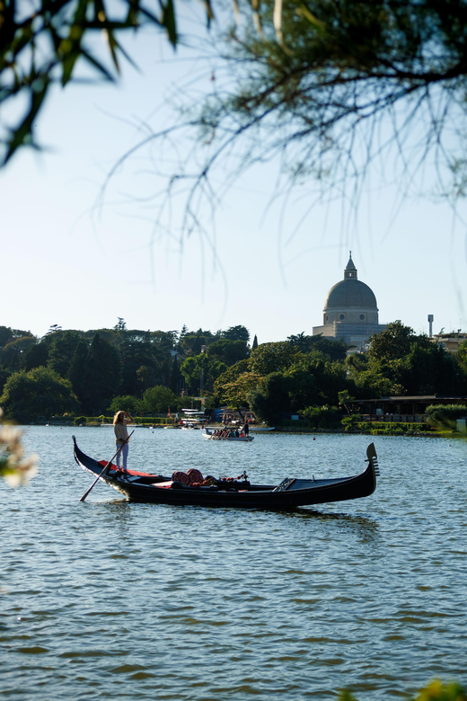 Roma: The one and only Roma Gondola tours on the lake! - What the 30-minute gondola ride feels like