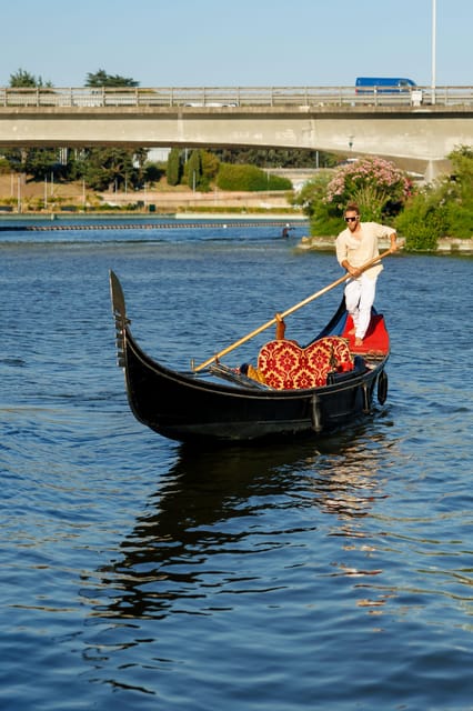 Roma: The one and only Roma Gondola tours on the lake! - Aperitif on board: what’s included and what costs extra
