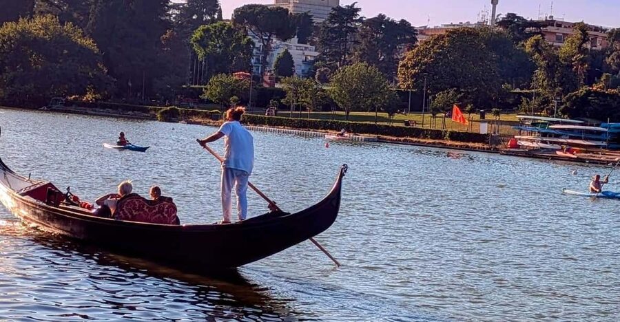 Roma: The one and only Roma Gondola tours on the lake! - Weather and timing: plan like an adult (sorry)