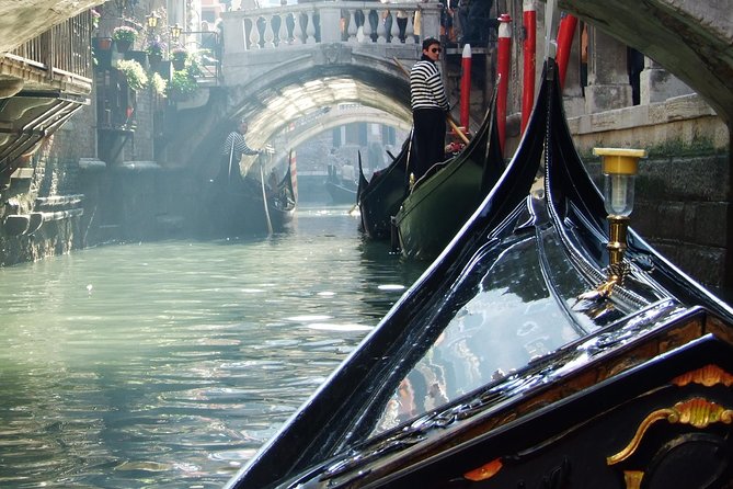 Romantic Venice: 30 Minute Gondola Ride with Serenade - The serenade setup: how close do you need to be?