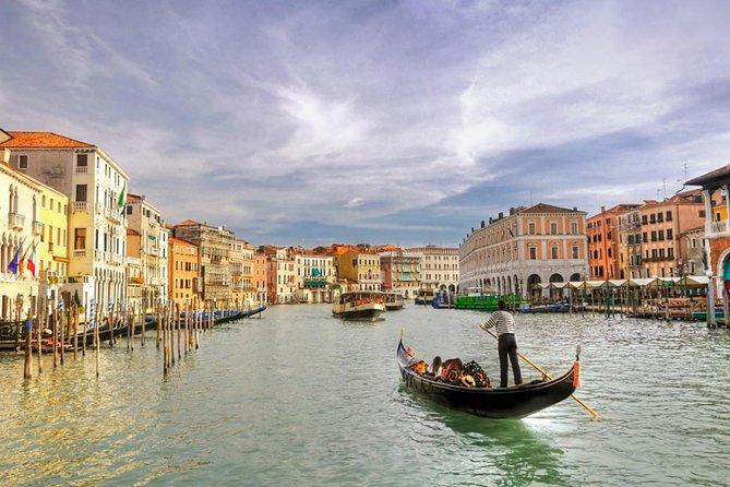 Romantic Venice: 30 Minute Gondola Ride with Serenade - What to watch for on a shared flotilla ride