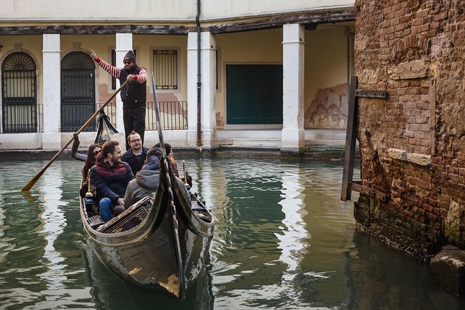 Shared Gondola Ride in Venice through enchanting Bridge of Sighs - Meeting Point and Finding It: the Calle de le Rasse 4536 challenge