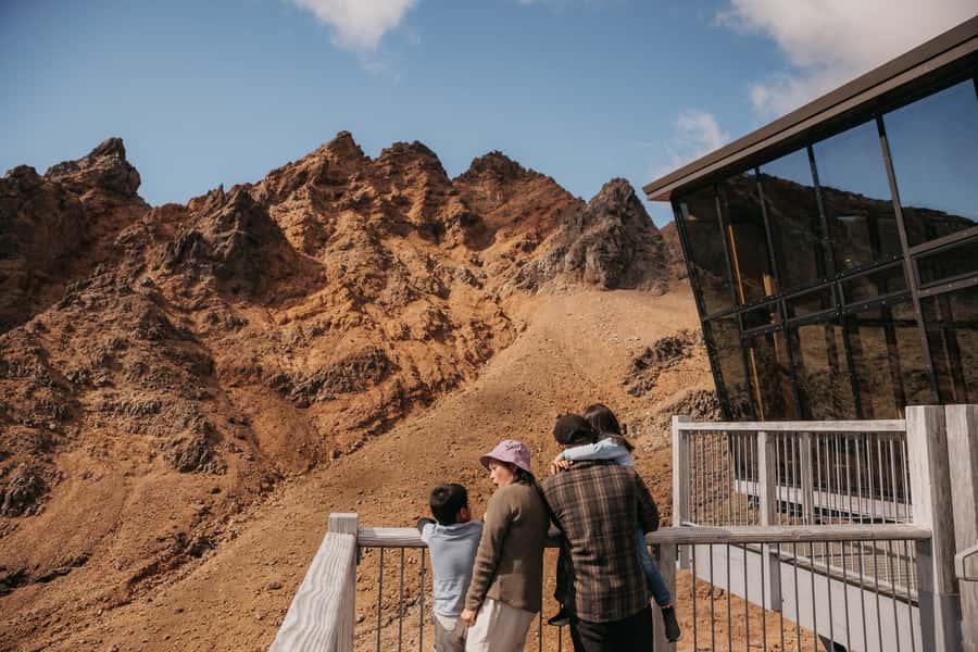 Sky Waka Gondola Ride & Peak Adventures: Entry Ticket - Getting Oriented at the Top: Knoll Ridge Chalet and the 2020m View
