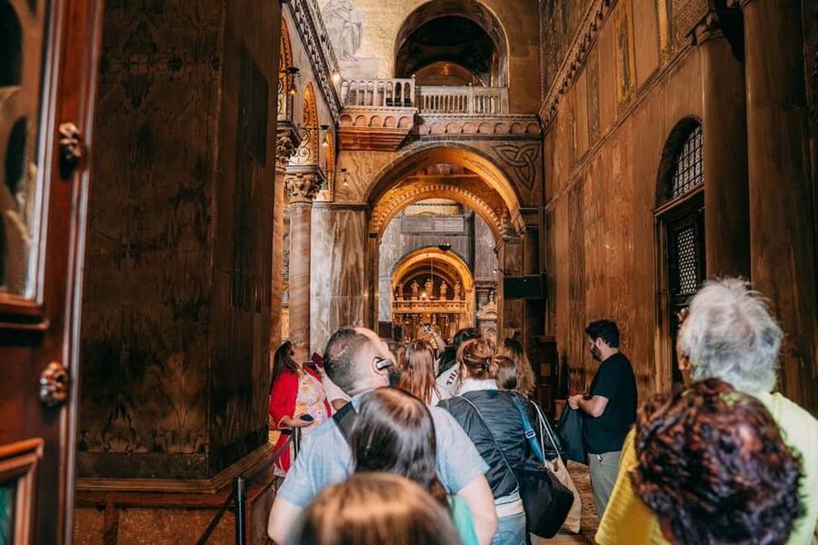 St. Mark's Basilica Tour with Priority Entrance + Gondola - Meeting point reality check: finding the guide fast in Piazza San Marco