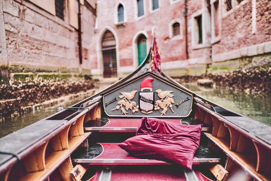 Venice: 30 min Gondola Ride on the Grand Canal with Guide - Why this private gondola beats the quick photo rides