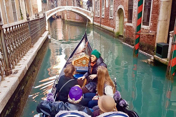 Venice: 30 min private Gondola Ride with Guide - How the guide and gondolier share the spotlight