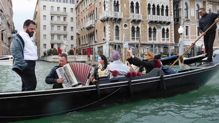 Venice: 30-Minute Gondola Ride on Grand Canal with Serenade - Key things to know before you go