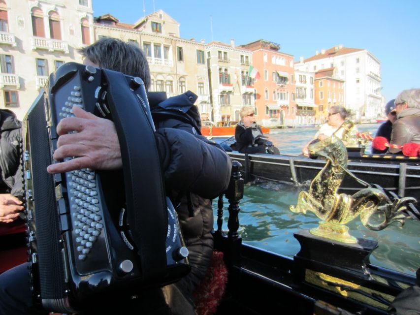 Venice: 30-Minute Gondola Ride on Grand Canal with Serenade - Shared vs private: who ends up in your gondola