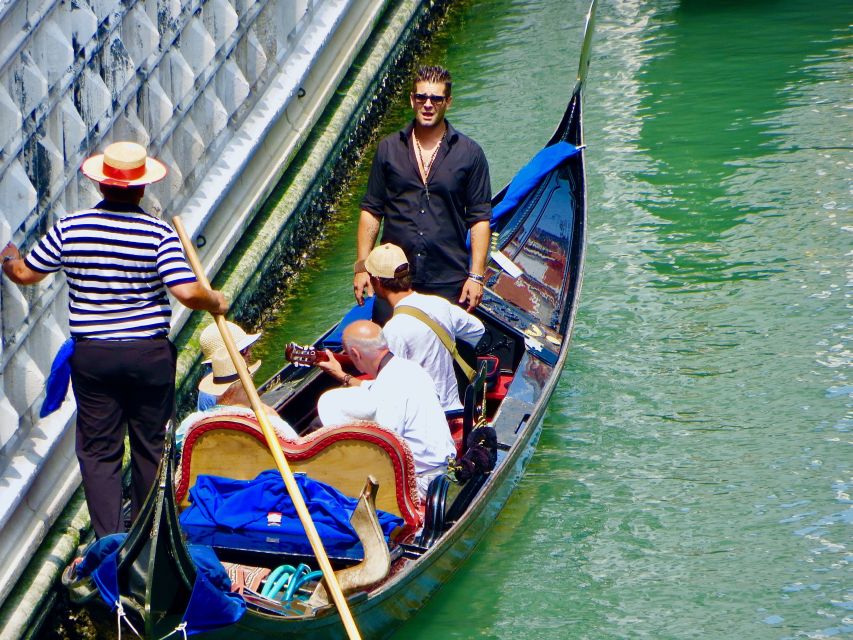 Venice: 30-Minute Gondola Ride on Grand Canal with Serenade - The music quality: singer, instrument, and the “center of the row” effect