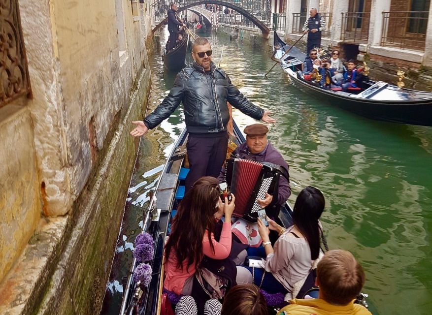 Venice: 30-Minute Gondola Ride on Grand Canal with Serenade - Timing tips: how to avoid the Venice anti-mood moments