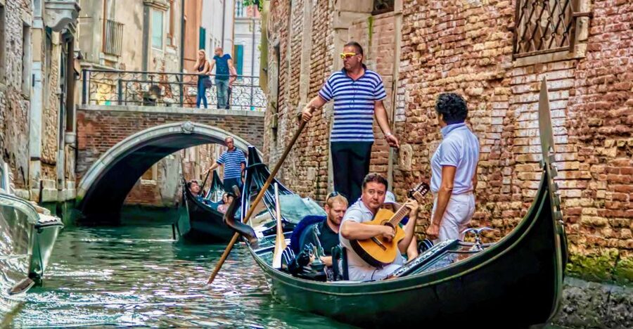 Venice: 30-Minute Gondola Ride on Grand Canal with Serenade - Where you meet: Santa Maria del Giglio is the anchor point