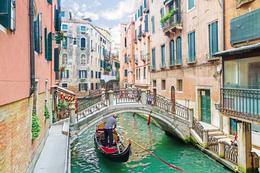 Venice: 30 minutes Enchanting Gondola Ride - Smooth ride, small group size, and what to pack
