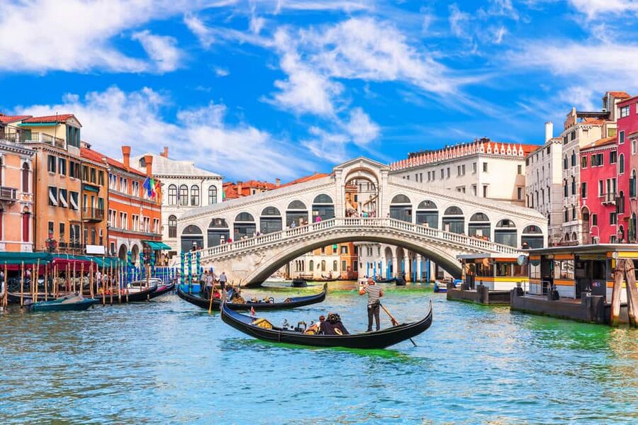 Venice: 30 minutes Enchanting Gondola Ride - Getting to the meeting point: Correr Museum area and the kiosk landmark