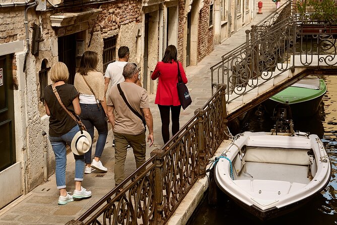 Venice Art Walking Tour with Gondola Ride - Ponte dei Sospiri: the photo spot with a real timeline behind it